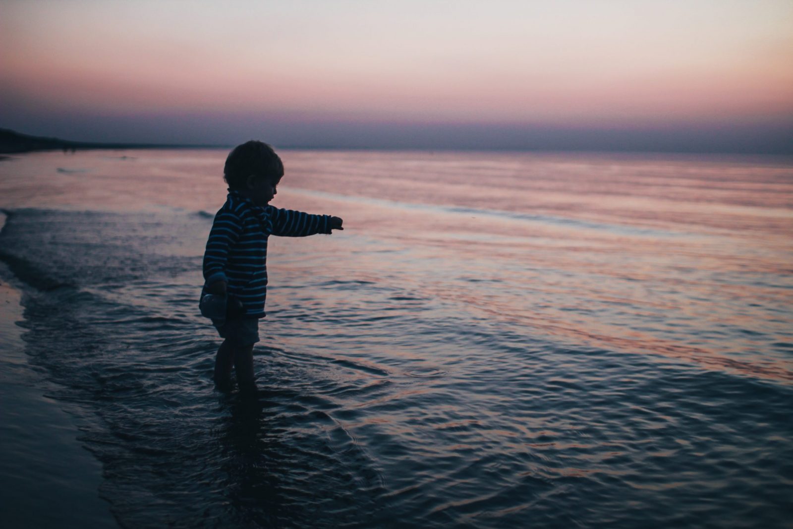Hochsensibilität Kinder sind so kleine Hände Blog Kind im Meer